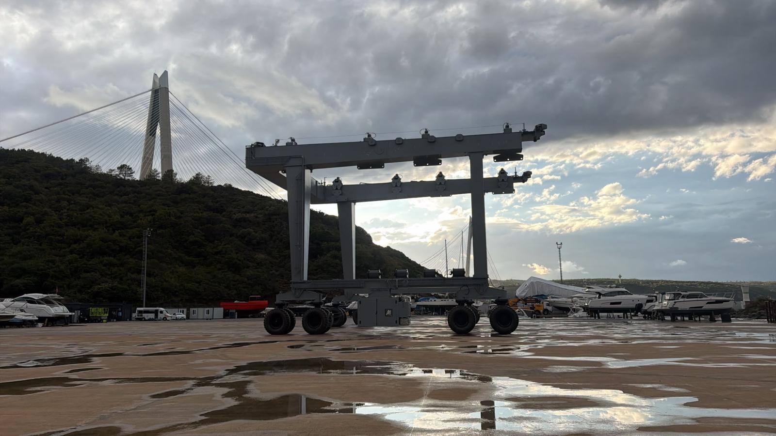 Poyrazköy Çekek Sahası'nda travel lift ve arka planda Yavuz Sultan Selim Köprüsü
